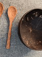 Una colección de cuatro artículos: dos cuencos de coco y dos cucharas de madera - Miniatura 3