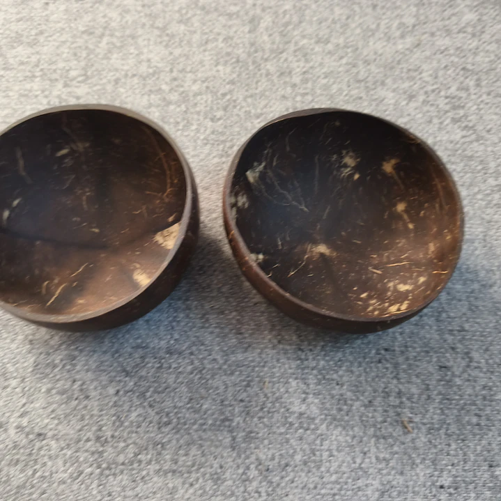 Una colección de cuatro artículos: dos cuencos de coco y dos cucharas de madera 4