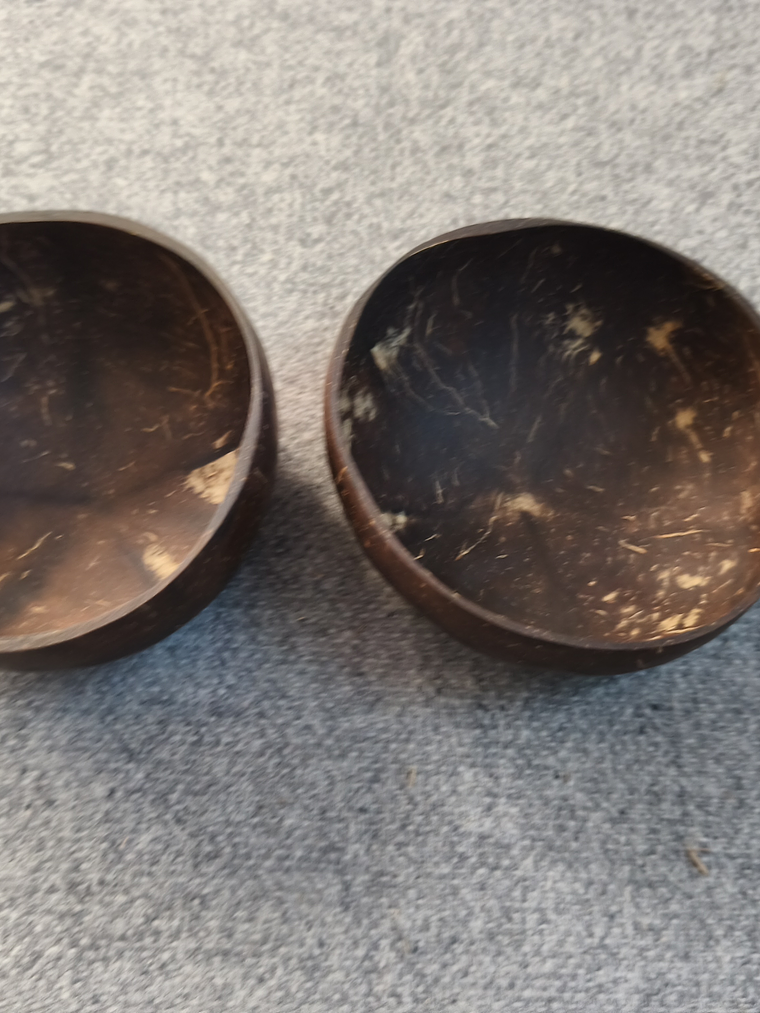 Una colección de cuatro artículos: dos cuencos de coco y dos cucharas de madera 4