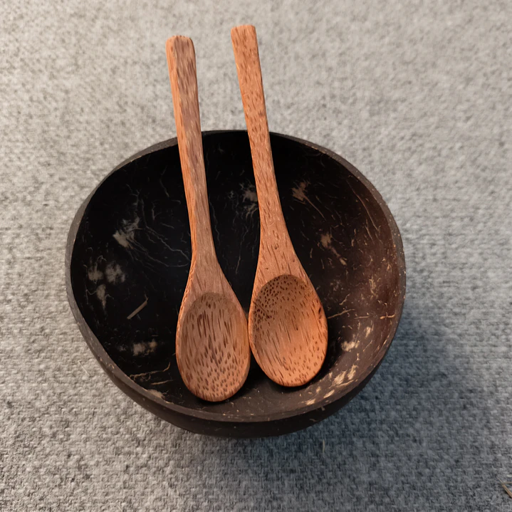 Una colección de cuatro artículos: dos cuencos de coco y dos cucharas de madera 1