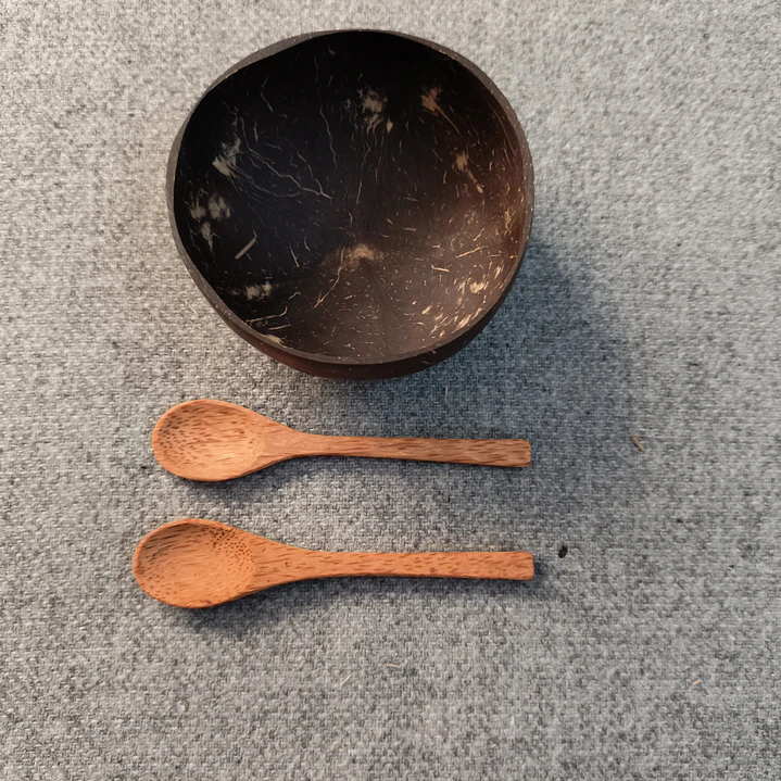 Una colección de cuatro artículos: dos cuencos de coco y dos cucharas de madera 5
