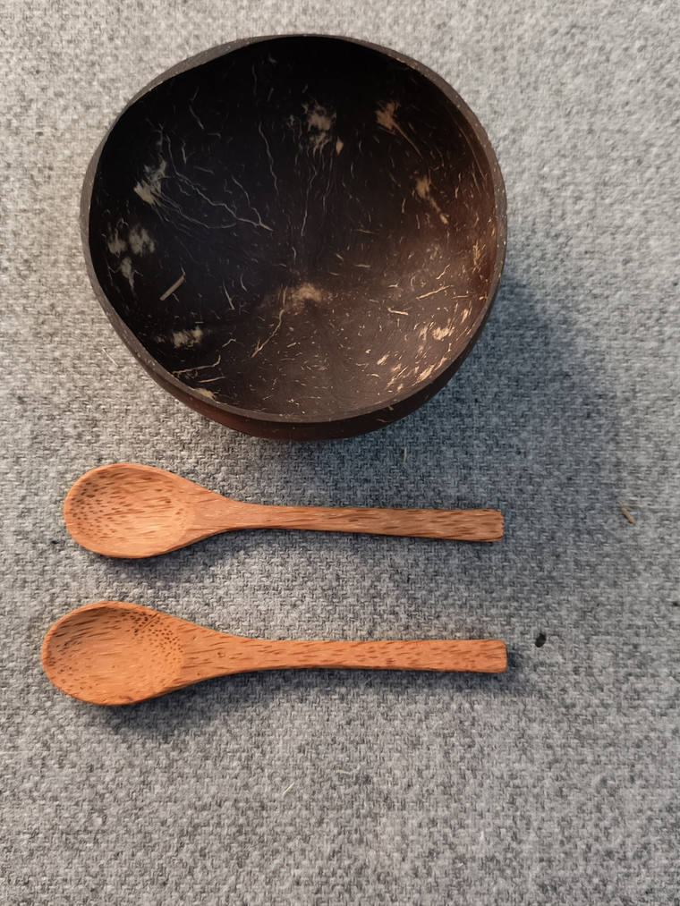Una colección de cuatro artículos: dos cuencos de coco y dos cucharas de madera 5