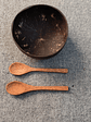 Una colección de cuatro artículos: dos cuencos de coco y dos cucharas de madera - Miniatura 5