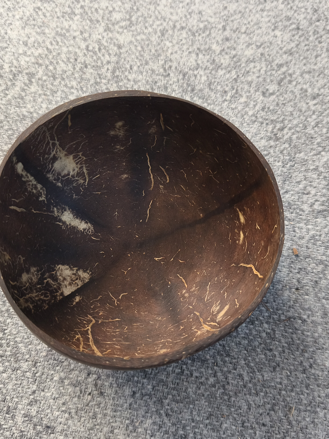 Una colección de cuatro artículos: dos cuencos de coco y dos cucharas de madera 6