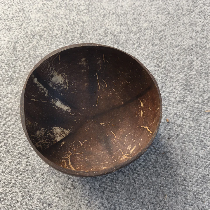 Una colección de cuatro artículos: dos cuencos de coco y dos cucharas de madera 6