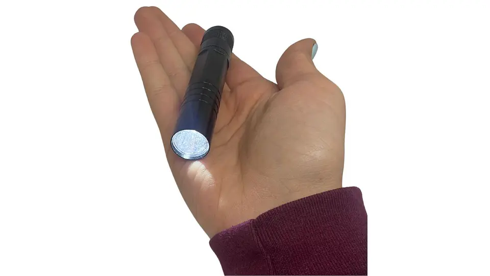 Mini Linterna De Mano Portátil Función De Pilas Negra 10 Cm 2