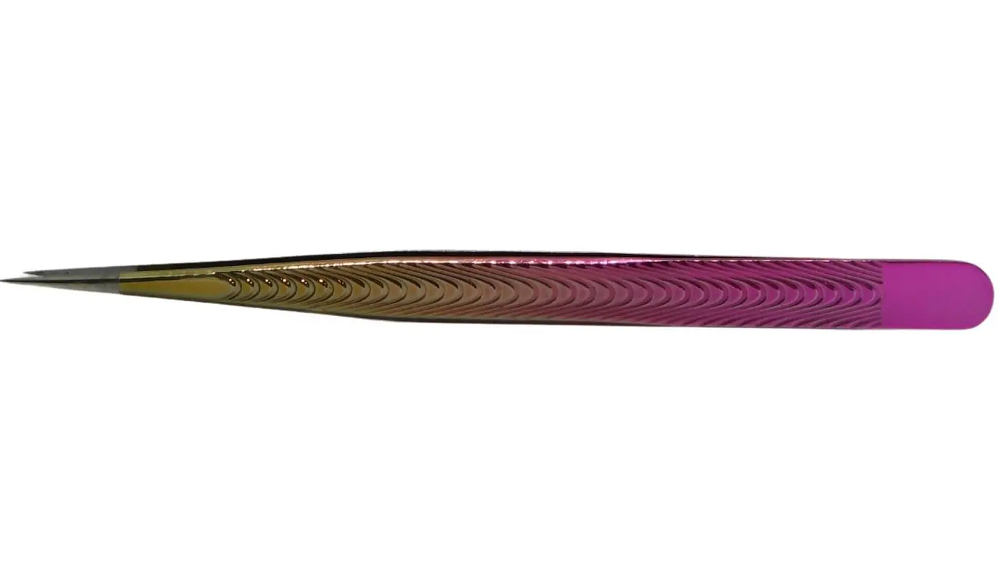 Pinza recta en color rosado con dorado ideal para unas pestañas perfectas 3