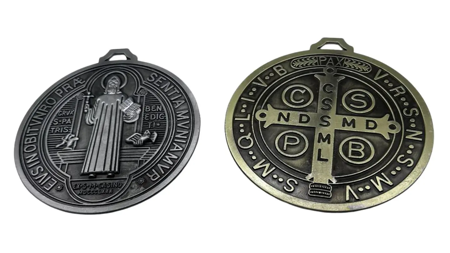 Medalla de San Benito Protección Espiritual Diseño Elegante 1