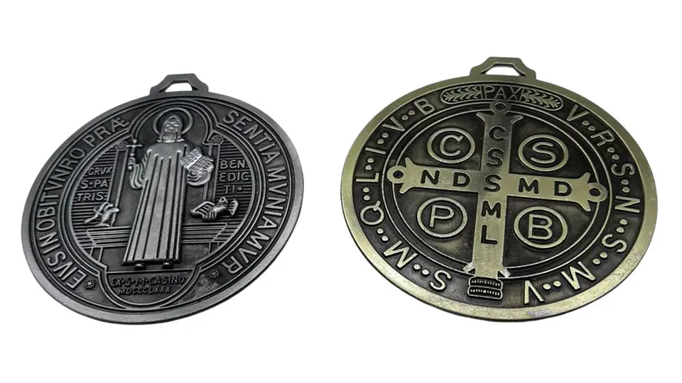 Medalla de San Benito Protección Espiritual Diseño Elegante 1