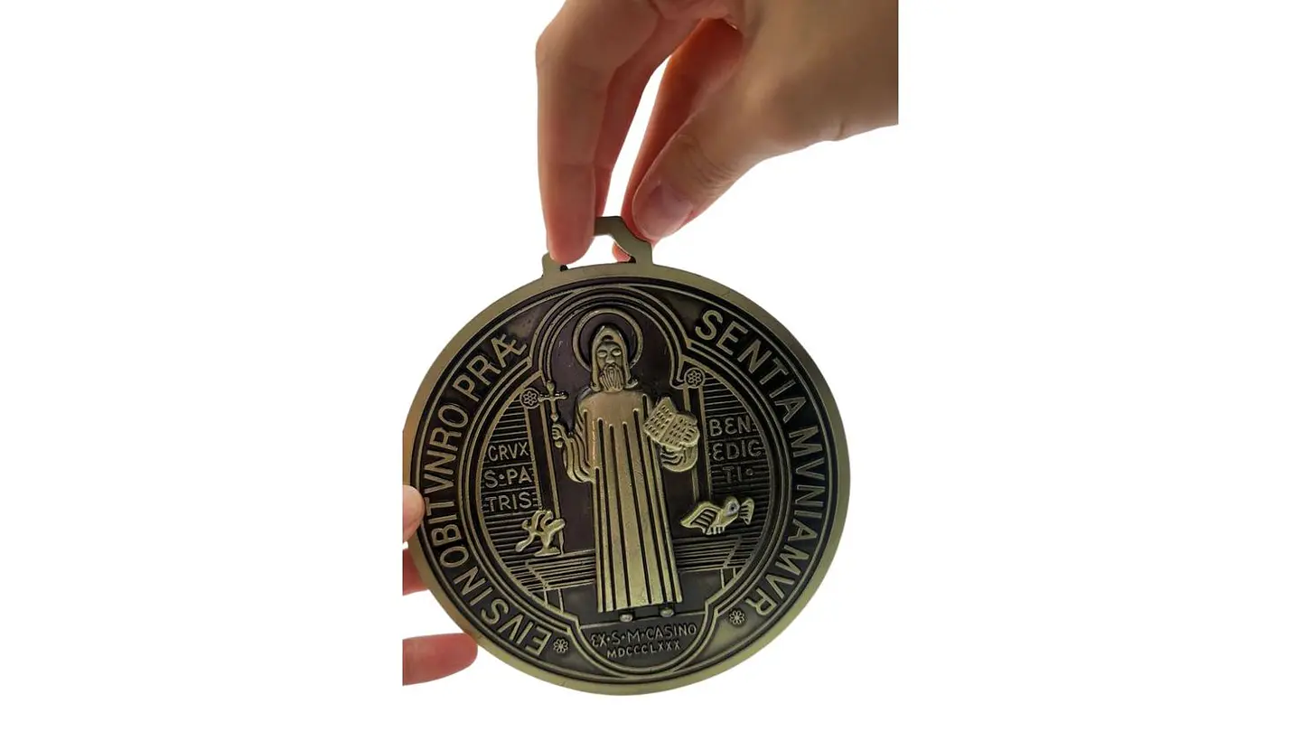 Medalla de San Benito Protección Espiritual Diseño Elegante 2