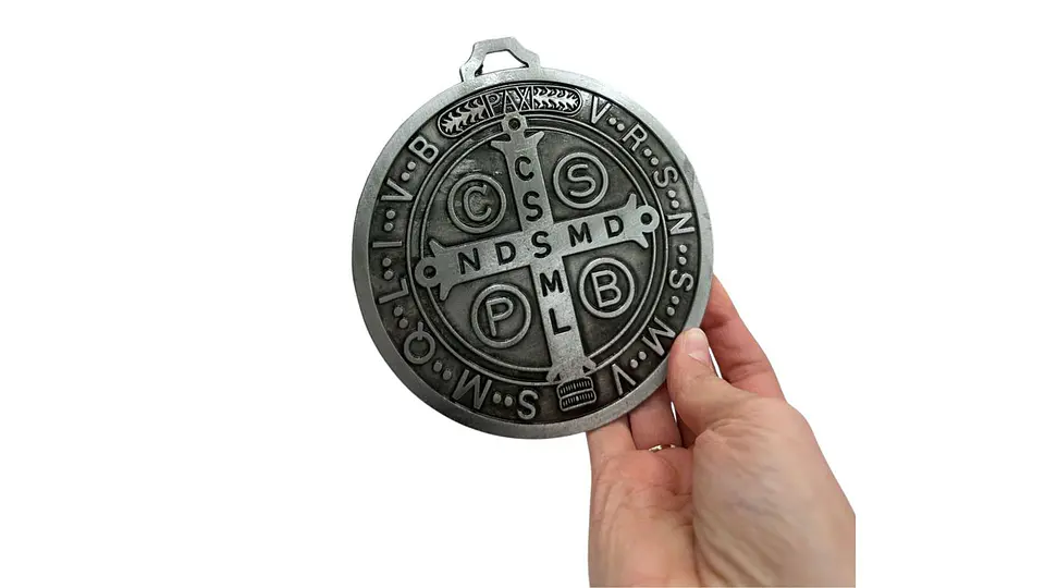 Medalla de San Benito Protección Espiritual Diseño Elegante 5