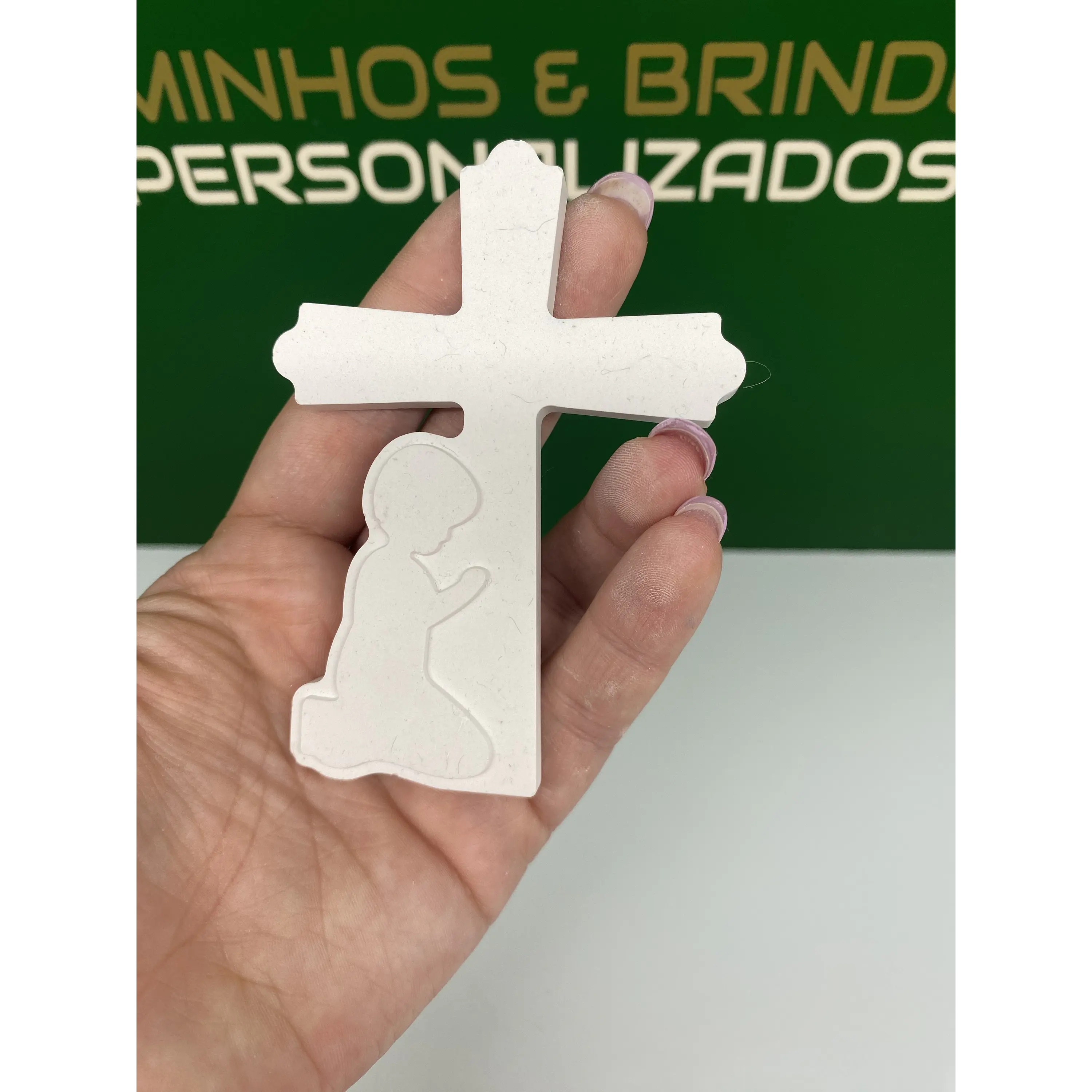 Cruz com Menino (a)  em Oração em Gesso Perfumado 1
