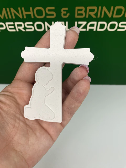 Cruz com Menino (a)  em Oração em Gesso Perfumado