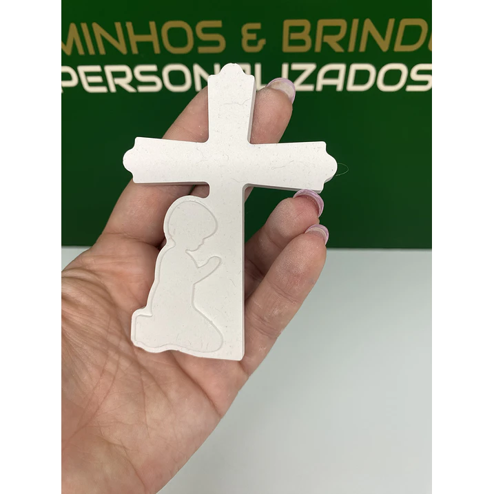 Cruz com Menino (a)  em Oração em Gesso Perfumado 1