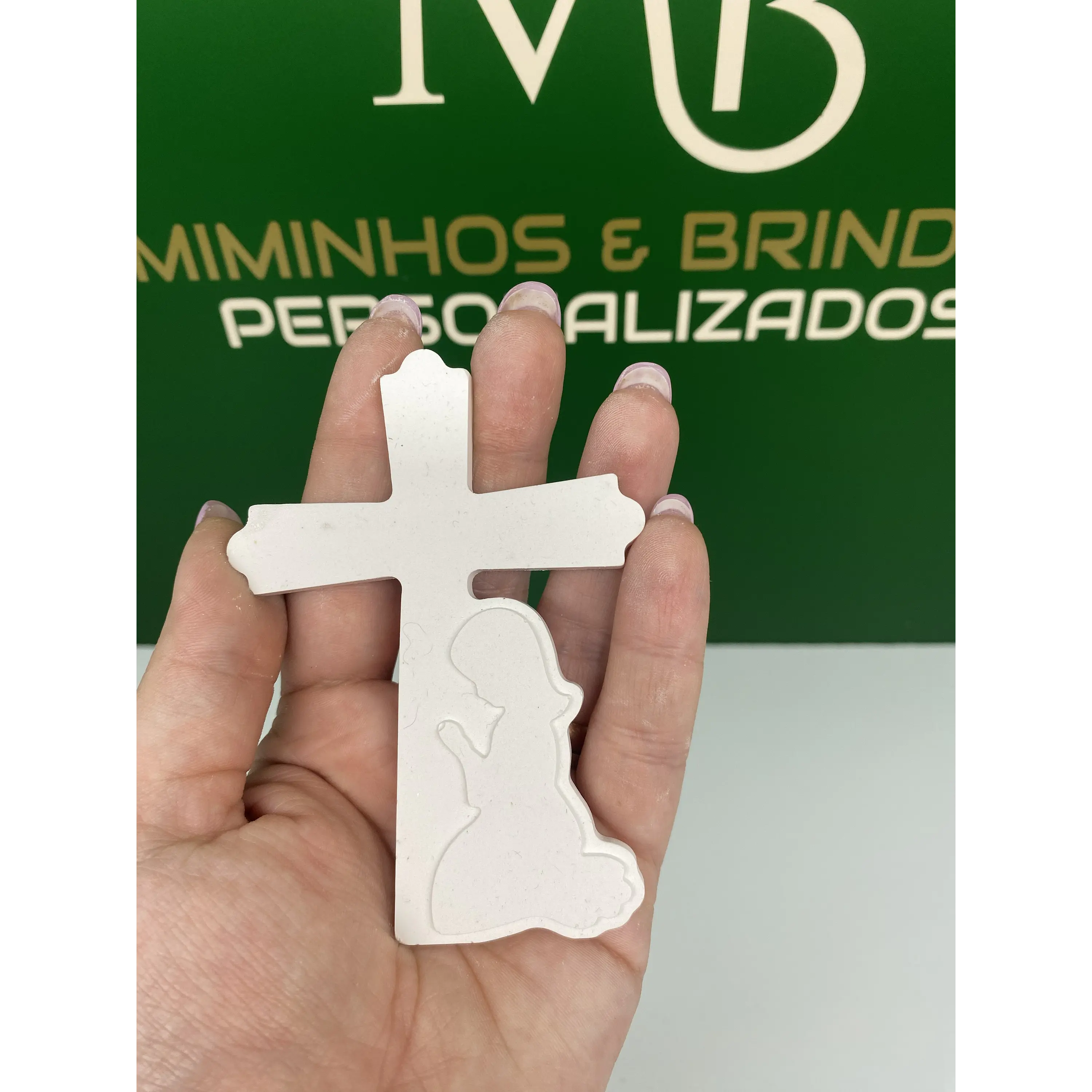 Cruz com Menino (a)  em Oração em Gesso Perfumado 2
