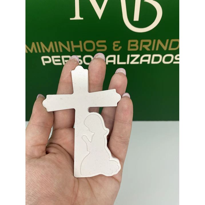 Cruz com Menino (a)  em Oração em Gesso Perfumado 2