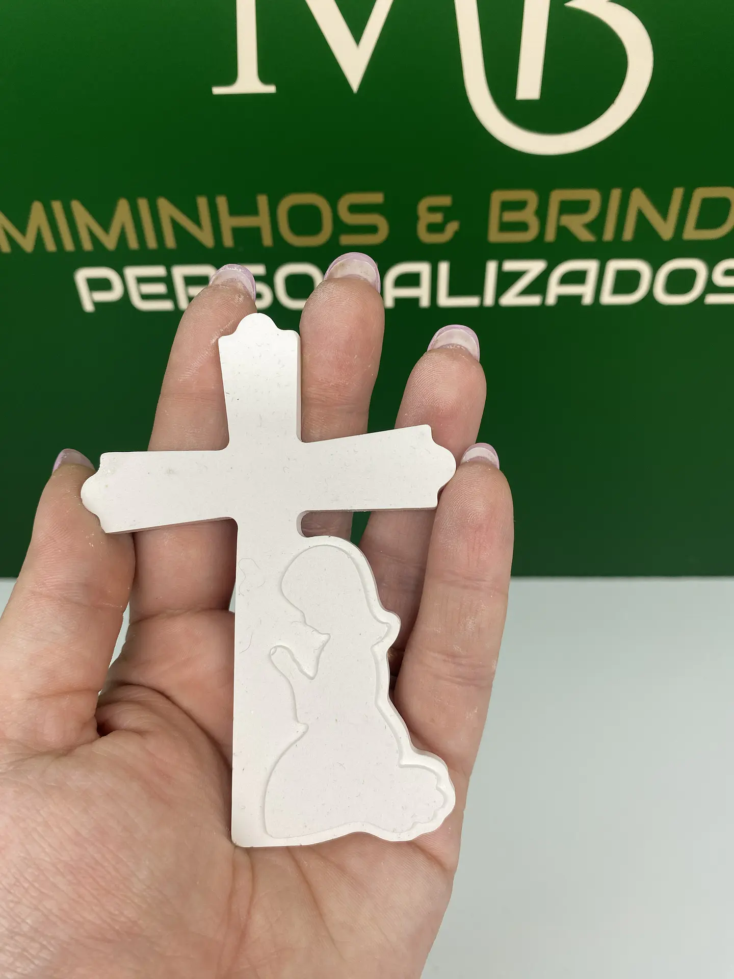 Cruz com Menino (a)  em Oração em Gesso Perfumado 2