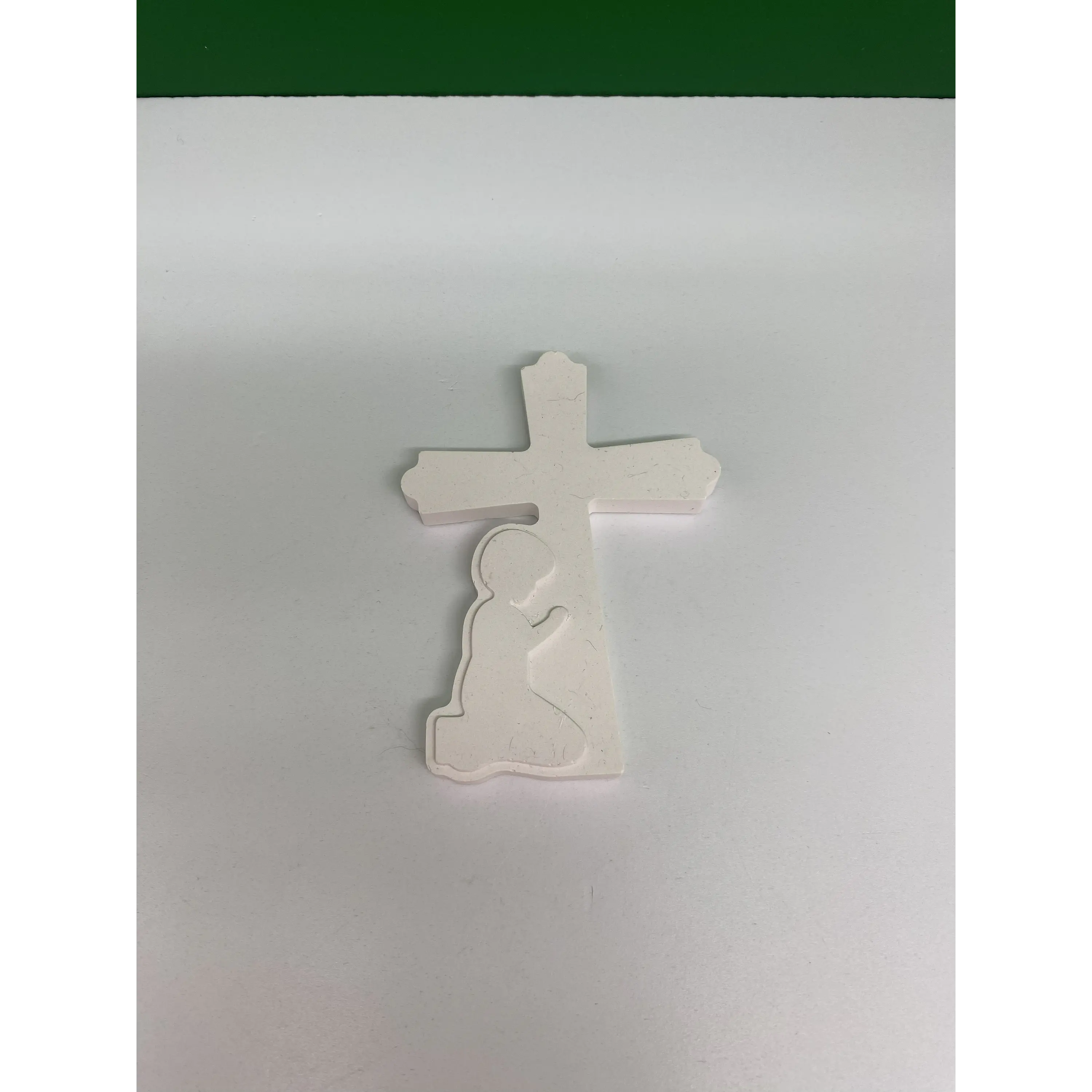 Cruz com Menino (a)  em Oração em Gesso Perfumado 3