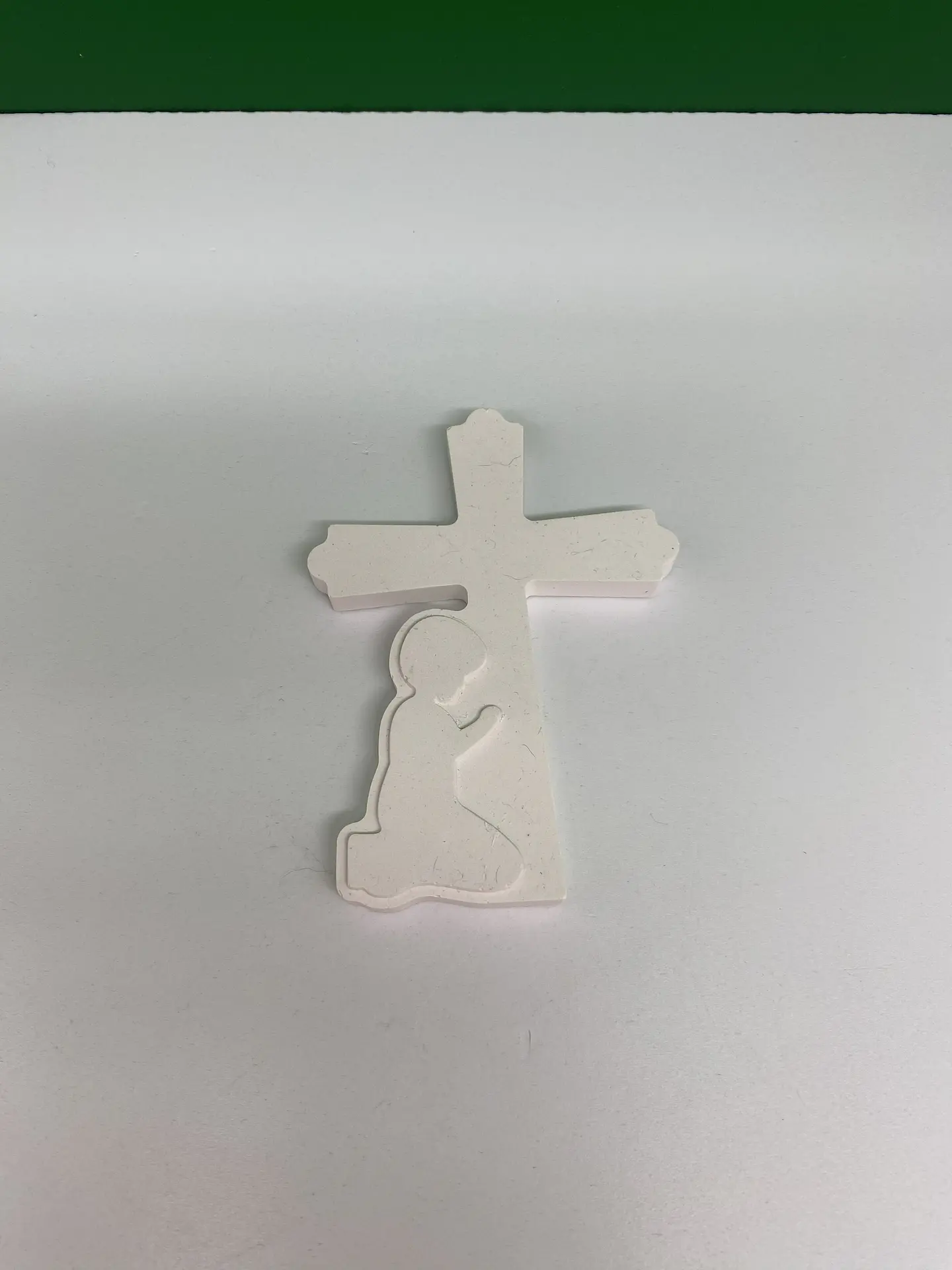 Cruz com Menino (a)  em Oração em Gesso Perfumado 3