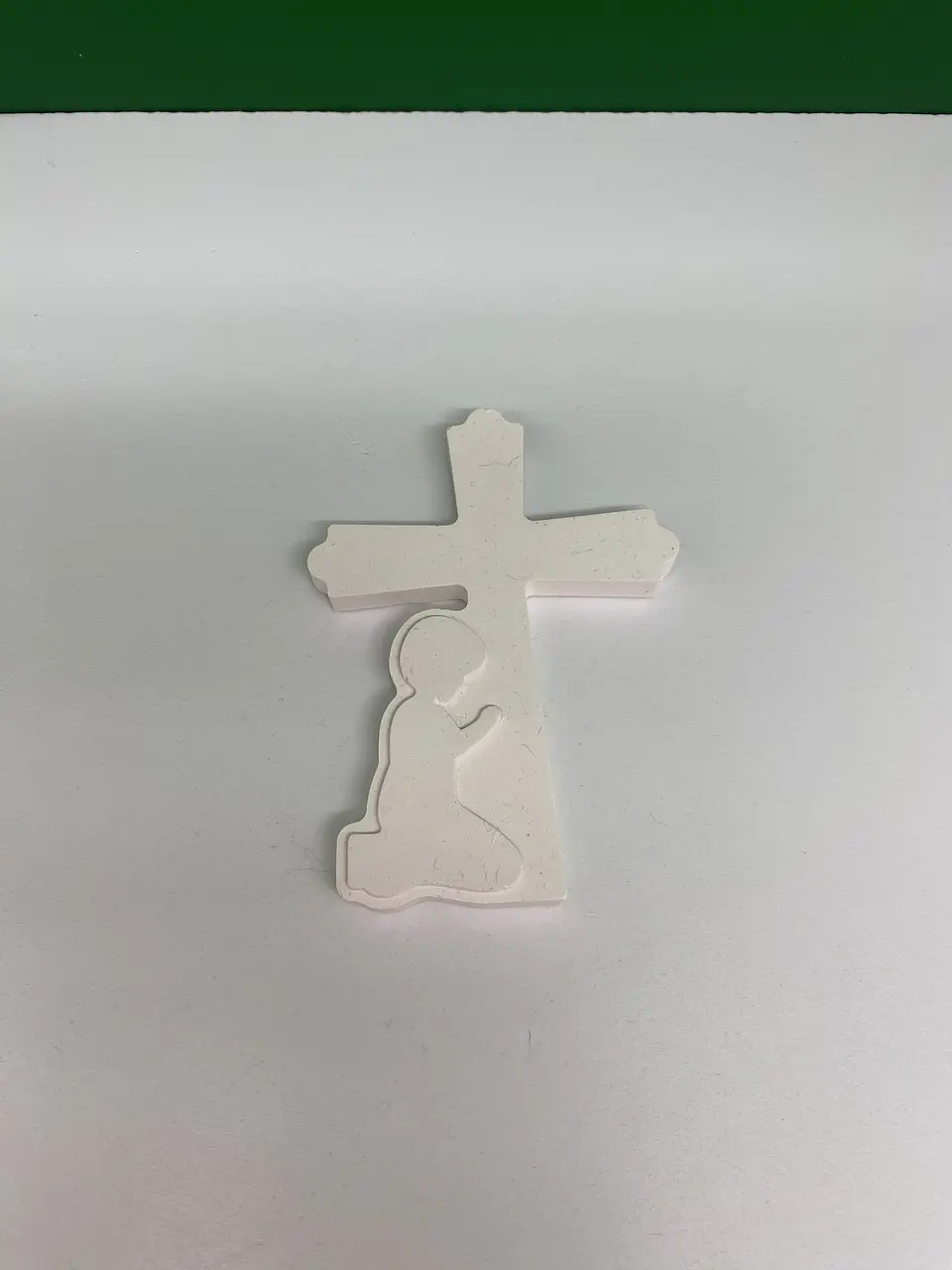 Cruz com Menino (a)  em Oração em Gesso Perfumado 3