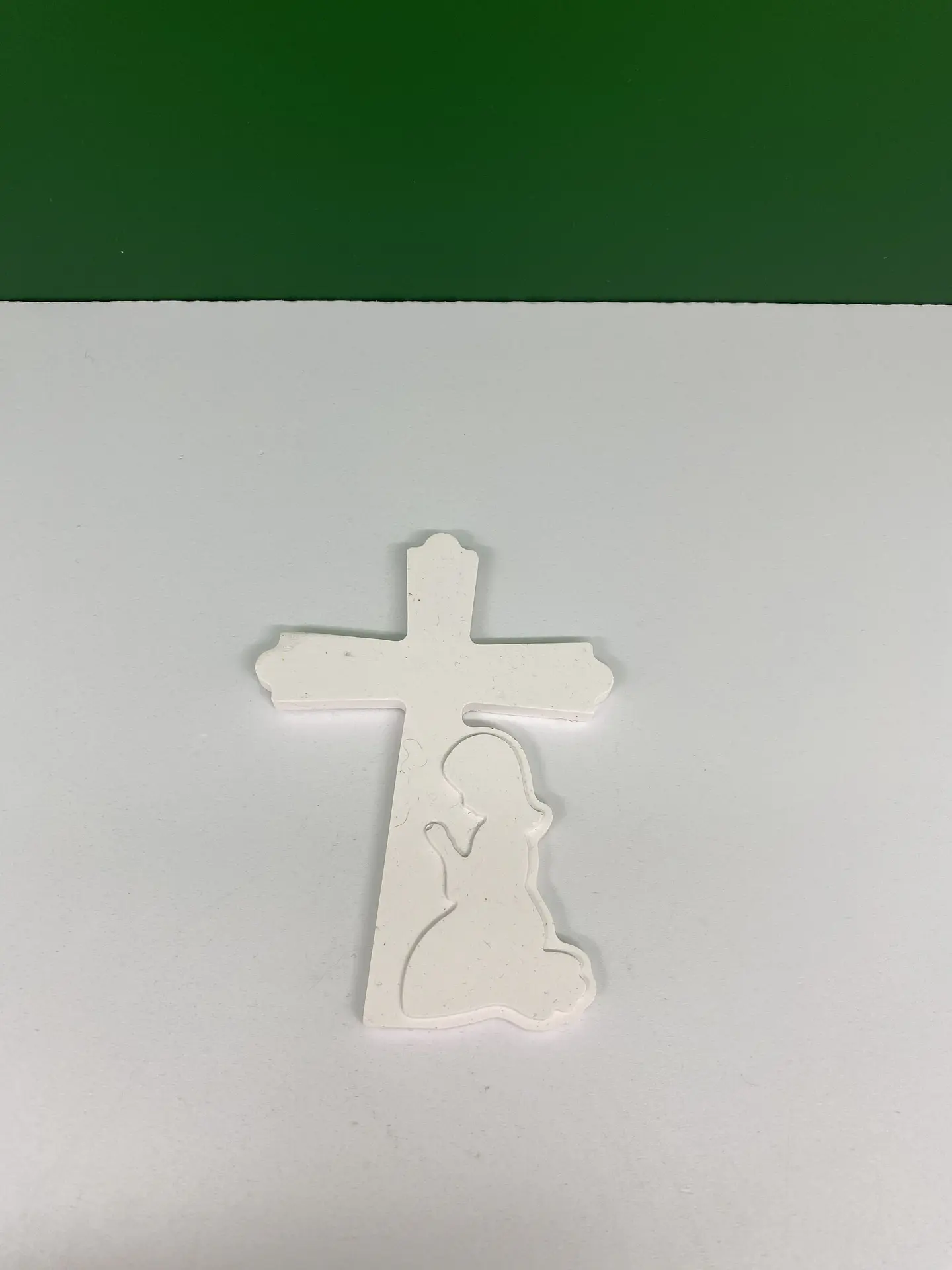 Cruz com Menino (a)  em Oração em Gesso Perfumado 4