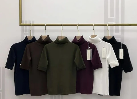 Blusa malha fina, manga curta e gola alta 