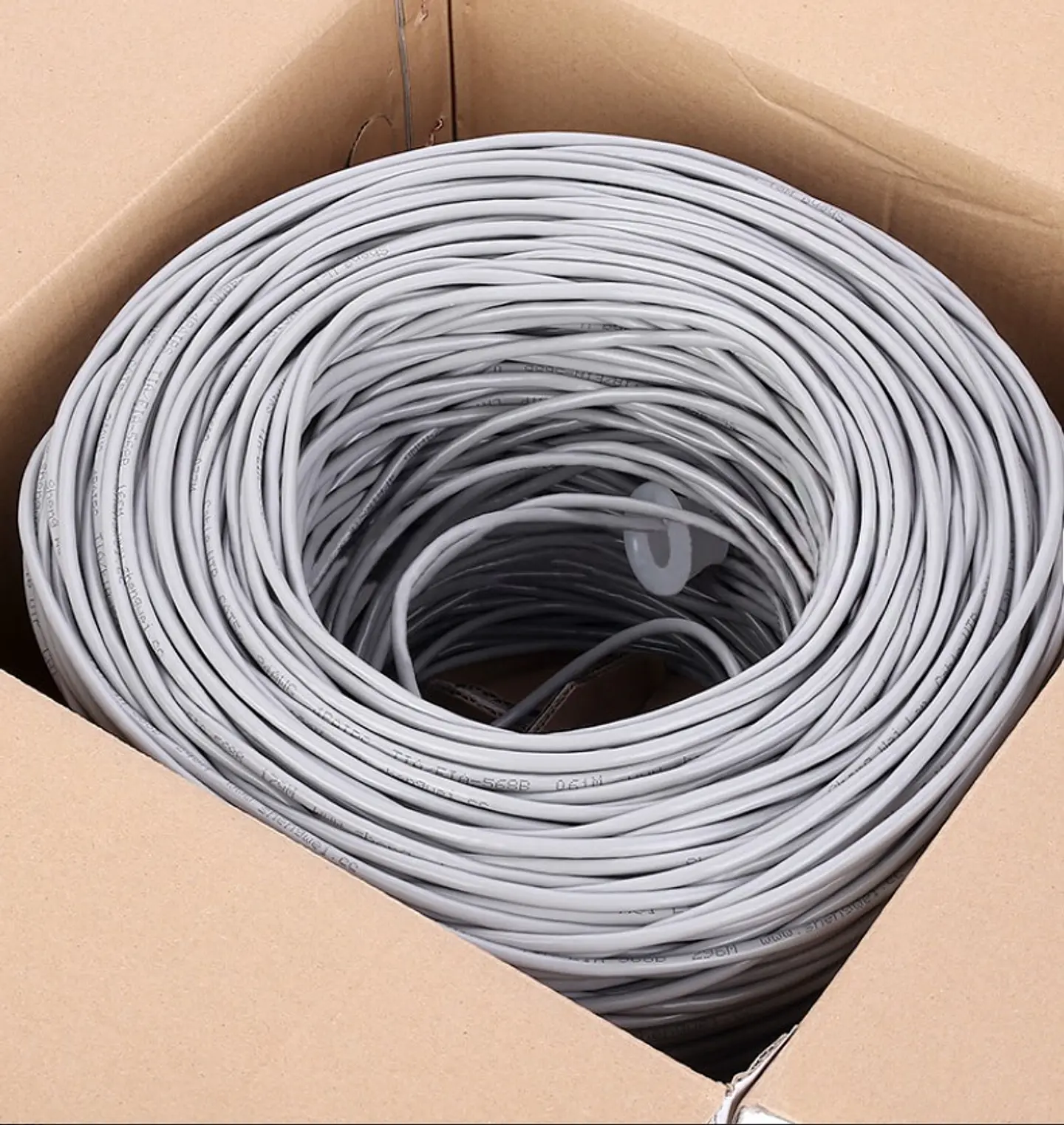 Cable de Red Cat6 UTP CCA 23 AWG VCOM Beige – Rollo 305 mt 4