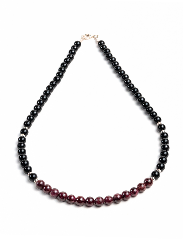 Collar de ónix, granate y detalles de plata 1