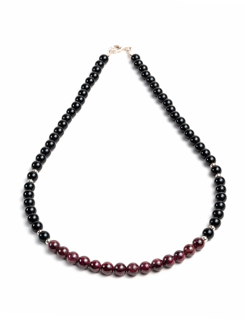 Collar de ónix, granate y detalles de plata 1