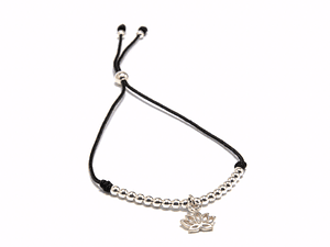 Pulsera de hilo regulable flor de loto y detalles de plata