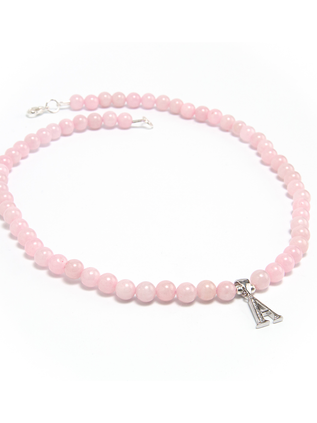 Collar de piedras cuarzo rosa e inicial de plata 1
