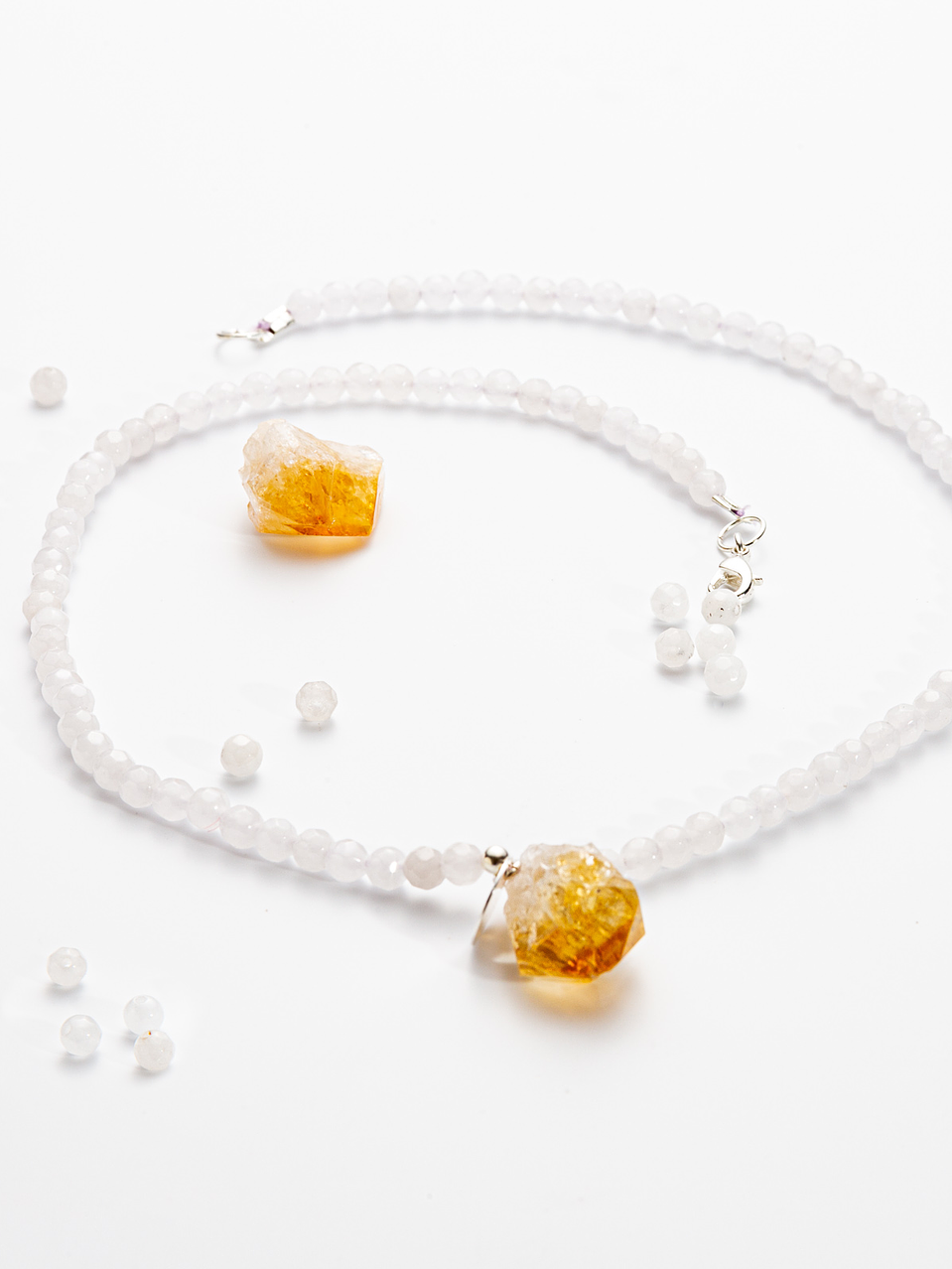 Collar de piedras cuarzo blanco y colgante citrino 1
