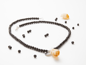 Collar de piedras ágatas negras y colgante citrino