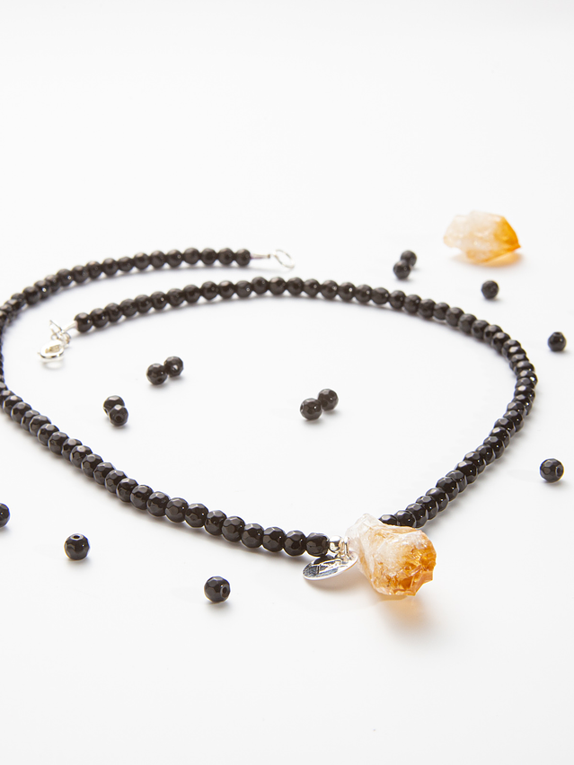 Collar de piedras ágatas negras y colgante citrino 1