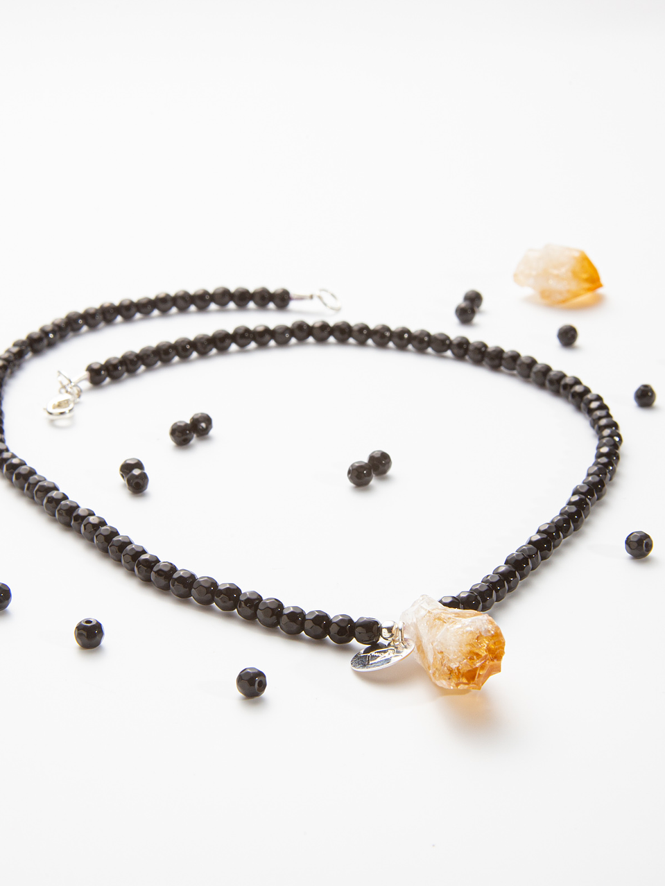 Collar de piedras ágatas negras y colgante citrino 1