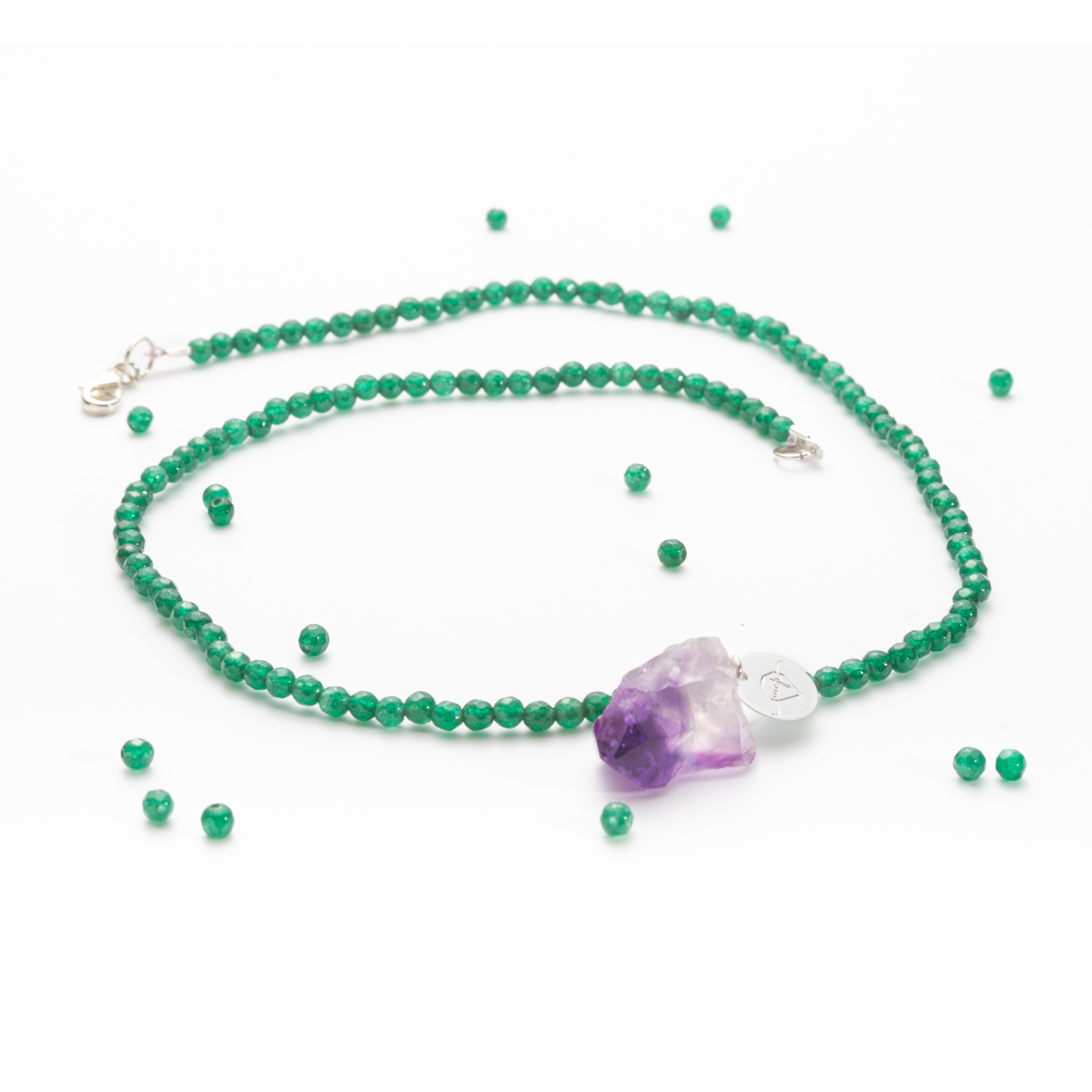 Collar bordado piedras verde