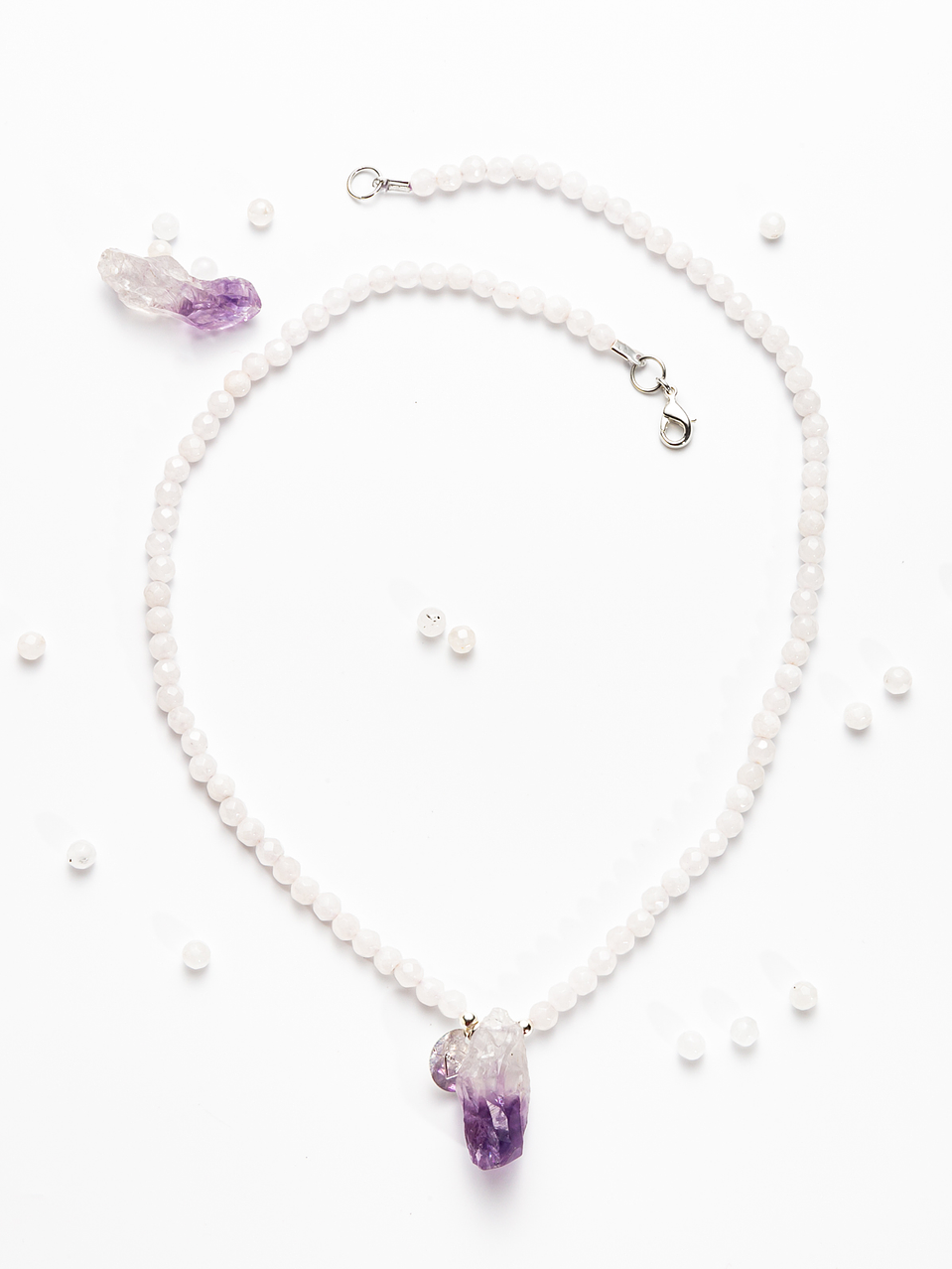 Collar de piedras cuarzo blanco y colgante amatista 2