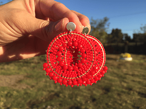 Aros tejidos a mano con rocailles, ágatas rojas y base de plata.
