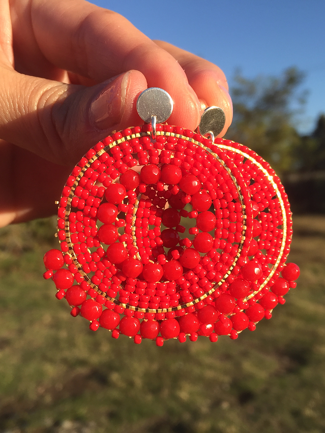 Aros tejidos a mano con rocailles, ágatas rojas y base de plata. 1