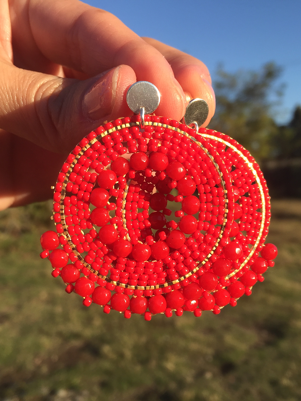 Aros tejidos a mano con rocailles, ágatas rojas y base de plata. 1