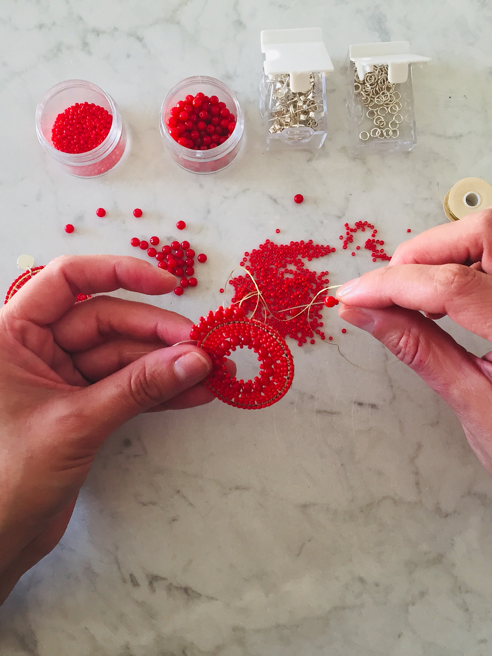 Aros tejidos a mano con rocailles, ágatas rojas y base de plata. 3