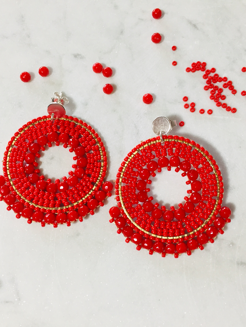 Aros tejidos a mano con rocailles, ágatas rojas y base de plata. 2