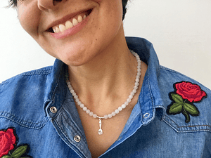 Collar de piedras cuarzo blanco y dije de plata