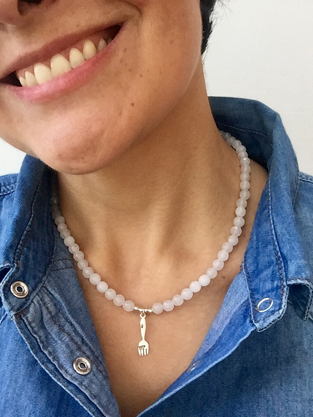 Collar de piedras cuarzo blanco y dije de plata 1