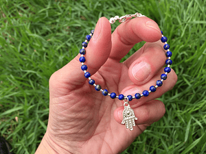 Pulsera mano de Fátima y lapislazuli