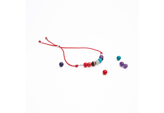 Pulsera de hilo rojo regulable con piedras de los 7 chakras y detalles de plata