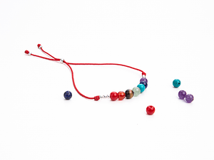 Pulsera de hilo rojo regulable con piedras de los 7 chakras y detalles de plata