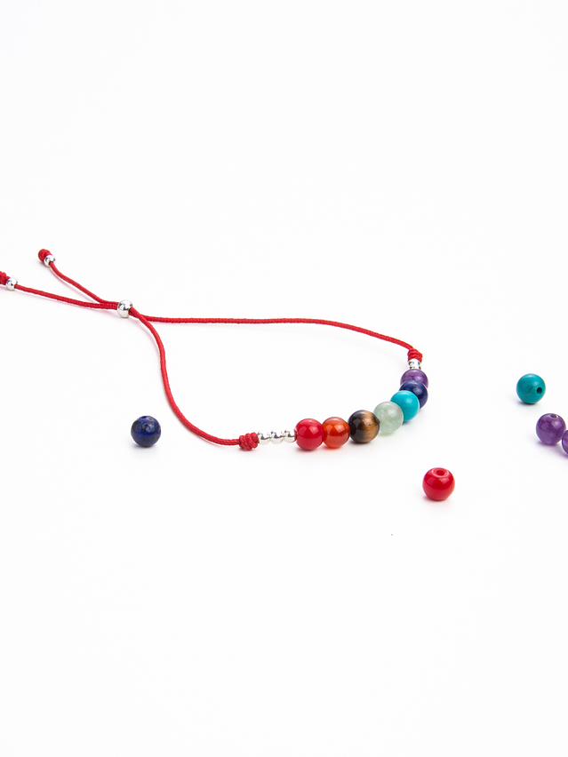 Pulsera de hilo rojo regulable con piedras de los 7 chakras y detalles de plata 1
