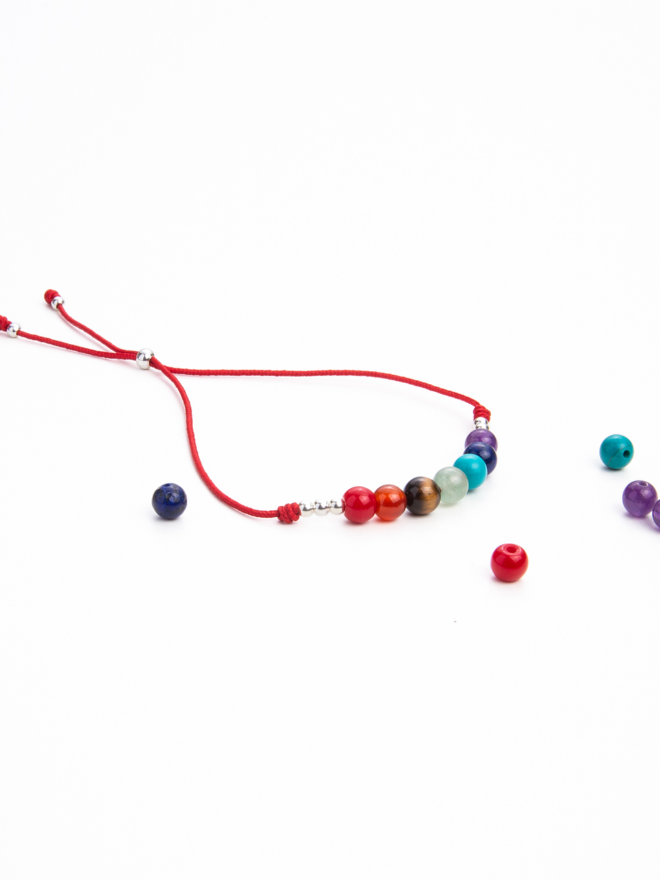 Pulsera de hilo rojo regulable con piedras de los 7 chakras y detalles de plata 1