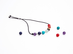 Pulsera de hilo negro regulable con piedras de los 7 chakras y detalles de plata